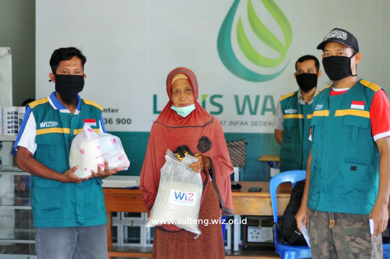 Tebar Sembako, Ringankan Ekonomi Keluarga Pedagang Kecil Pasar Sentral Parigi